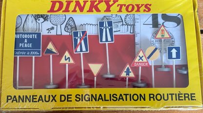 Dinky toy signs in French